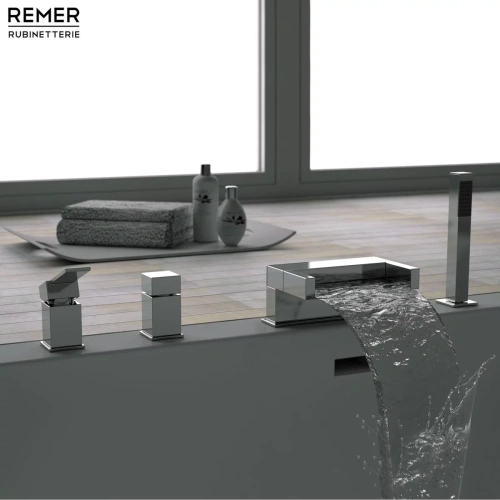 Смеситель для ванны Remer Qubika Cascata QC06